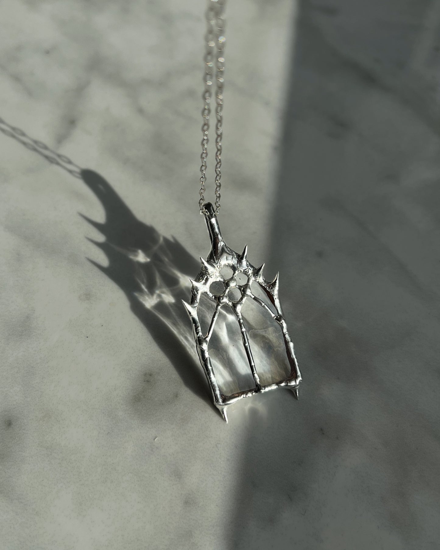 collier de Noël pendentif vitrail de cathédrale médiévale bijou vitrail d'église gothique pendentif vitrail religieux grunge bijou macabre clou de cercueil