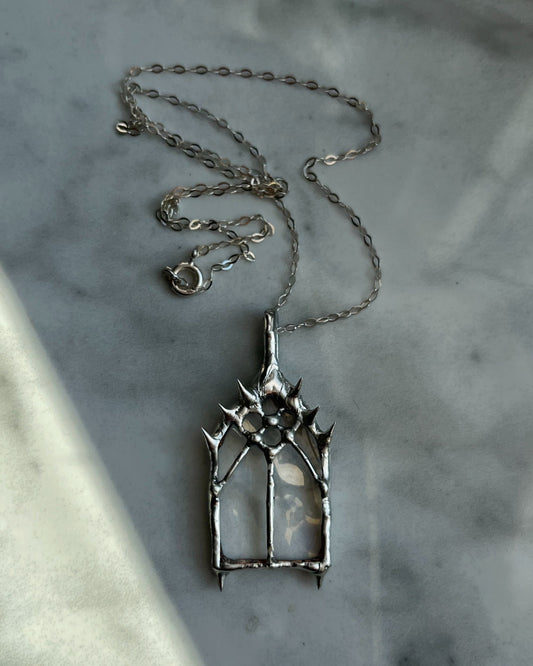 collier de Noël pendentif vitrail de cathédrale médiévale bijou vitrail d'église gothique pendentif vitrail religieux grunge bijou macabre clou de cercueil