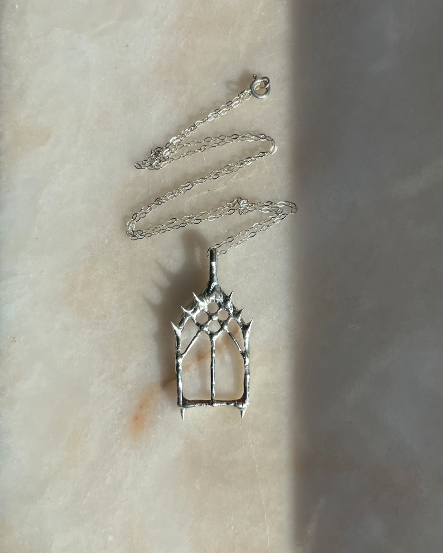 collier de Noël pendentif vitrail de cathédrale médiévale bijou vitrail d'église gothique pendentif vitrail religieux grunge bijou macabre clou de cercueil