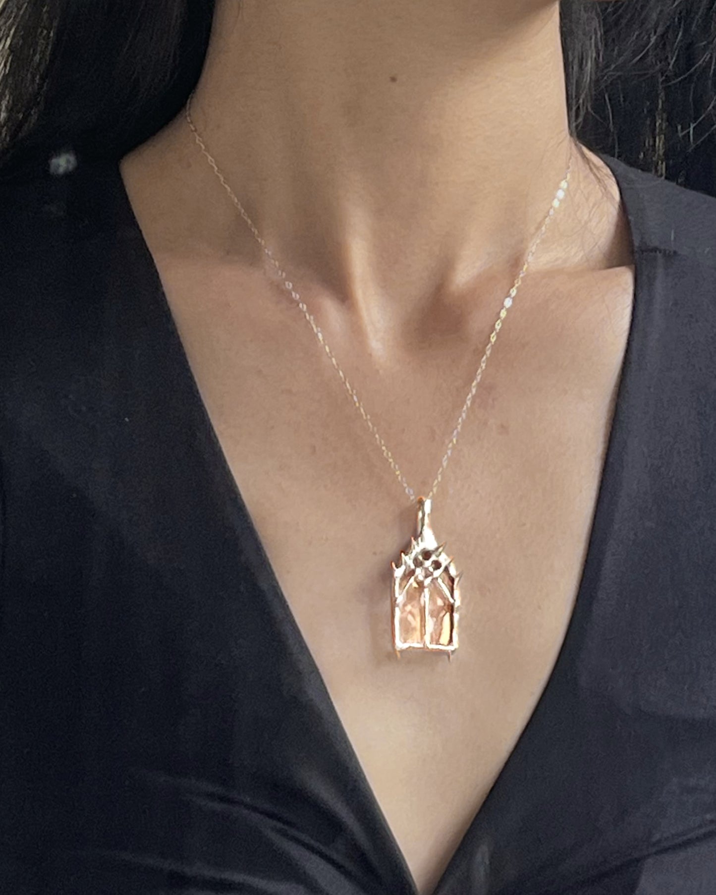 collier de Noël pendentif vitrail de cathédrale médiévale bijou vitrail d'église gothique pendentif vitrail religieux grunge bijou macabre clou de cercueil