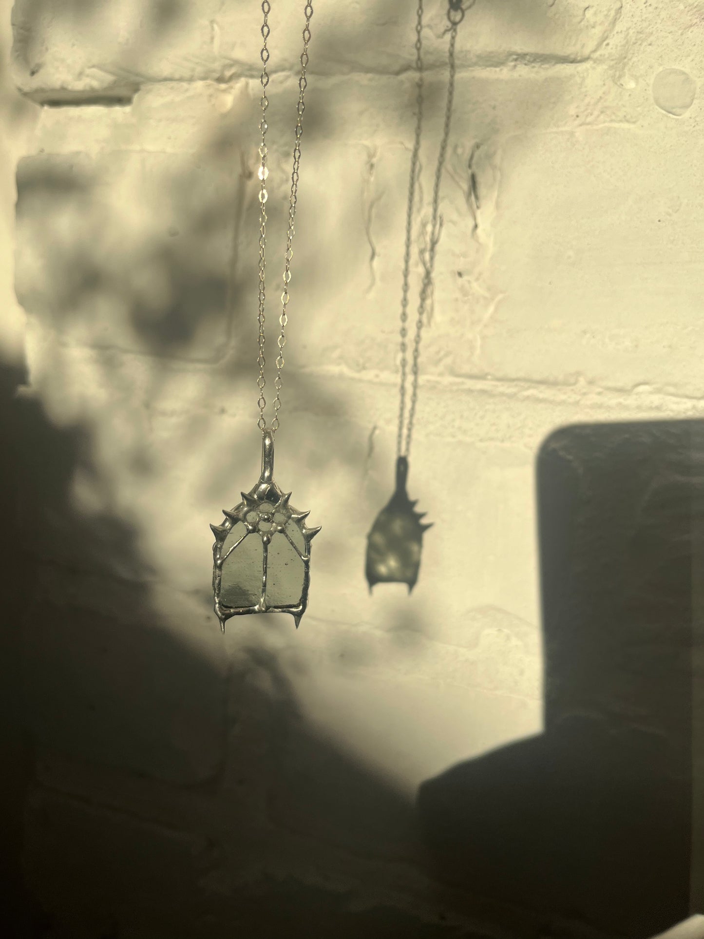 Pendentif de fenêtre de cathédrale médiévale, fenêtre d'église, bijoux de cathédrale gothique, goth romantique, grunge chrétien, collier vitrail rosace