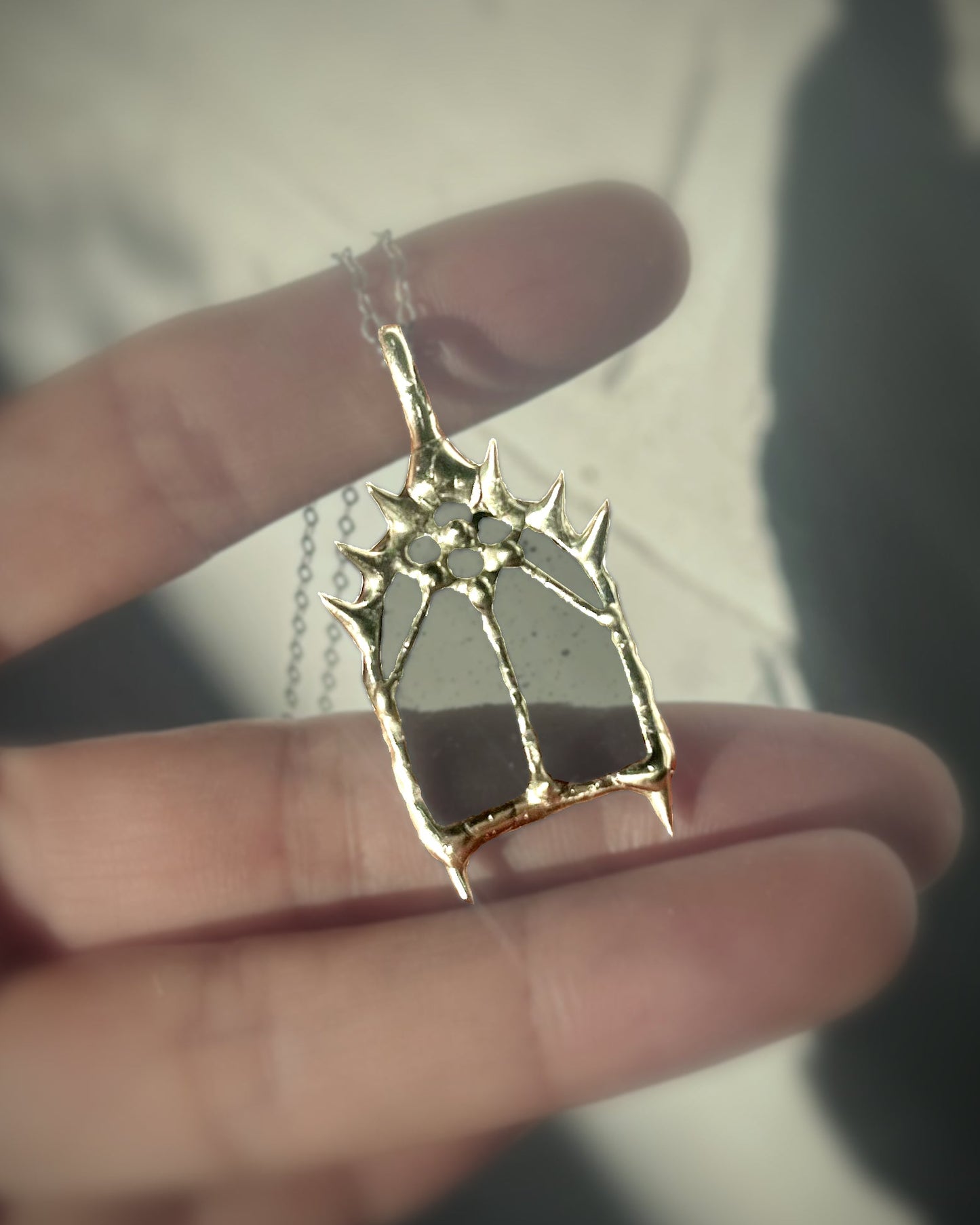 Pendentif de fenêtre de cathédrale médiévale, fenêtre d'église, bijoux de cathédrale gothique, goth romantique, grunge chrétien, collier vitrail rosace