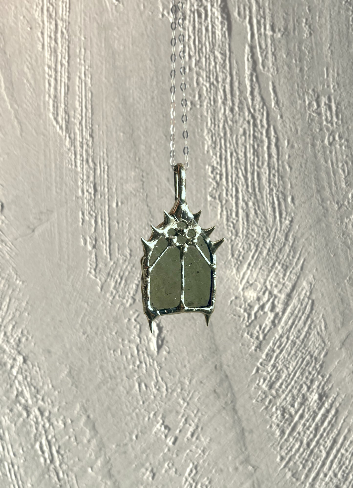 Pendentif de fenêtre de cathédrale médiévale, fenêtre d'église, bijoux de cathédrale gothique, goth romantique, grunge chrétien, collier vitrail rosace