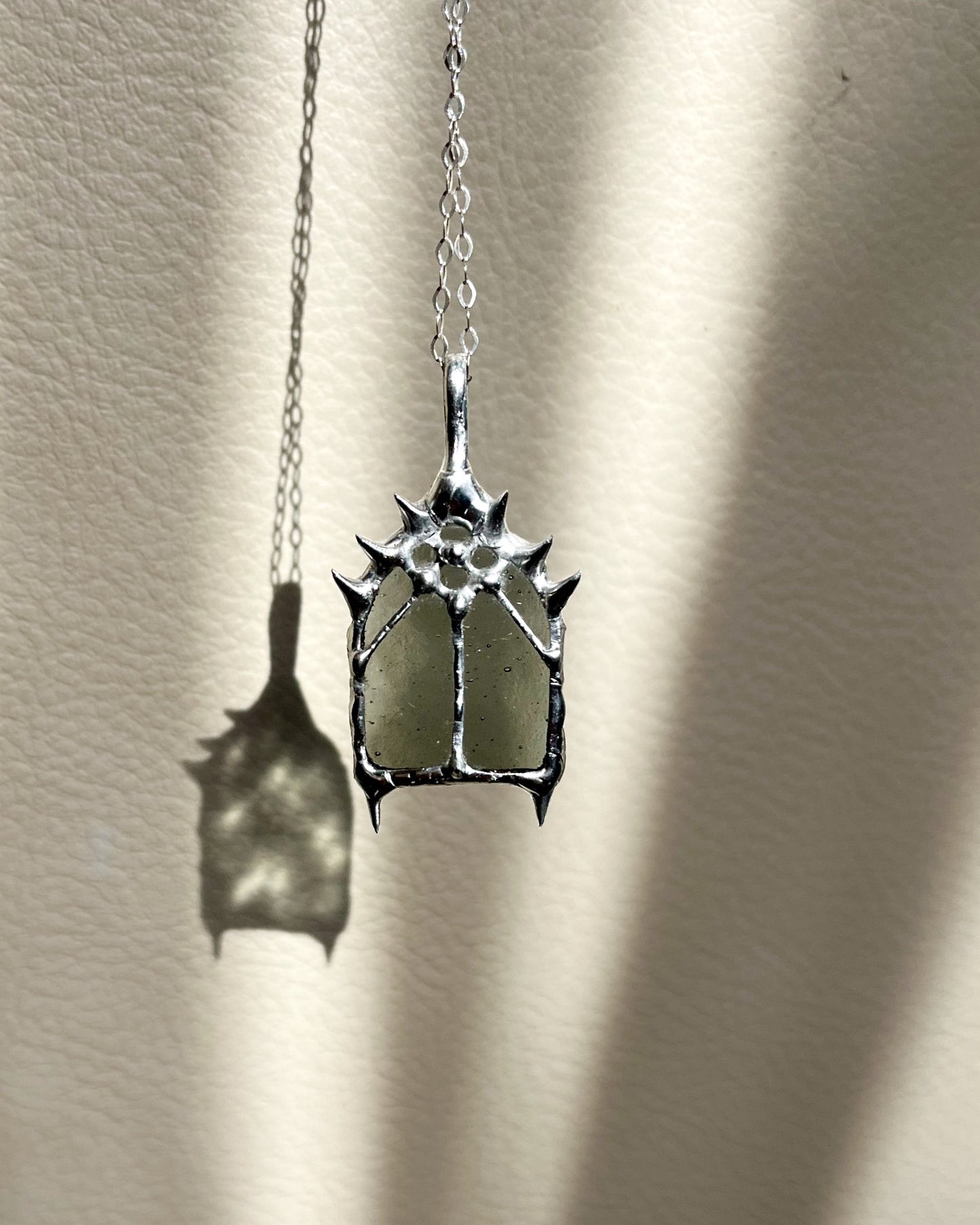 Pendentif de fenêtre de cathédrale médiévale, fenêtre d'église, bijoux de cathédrale gothique, goth romantique, grunge chrétien, collier vitrail rosace